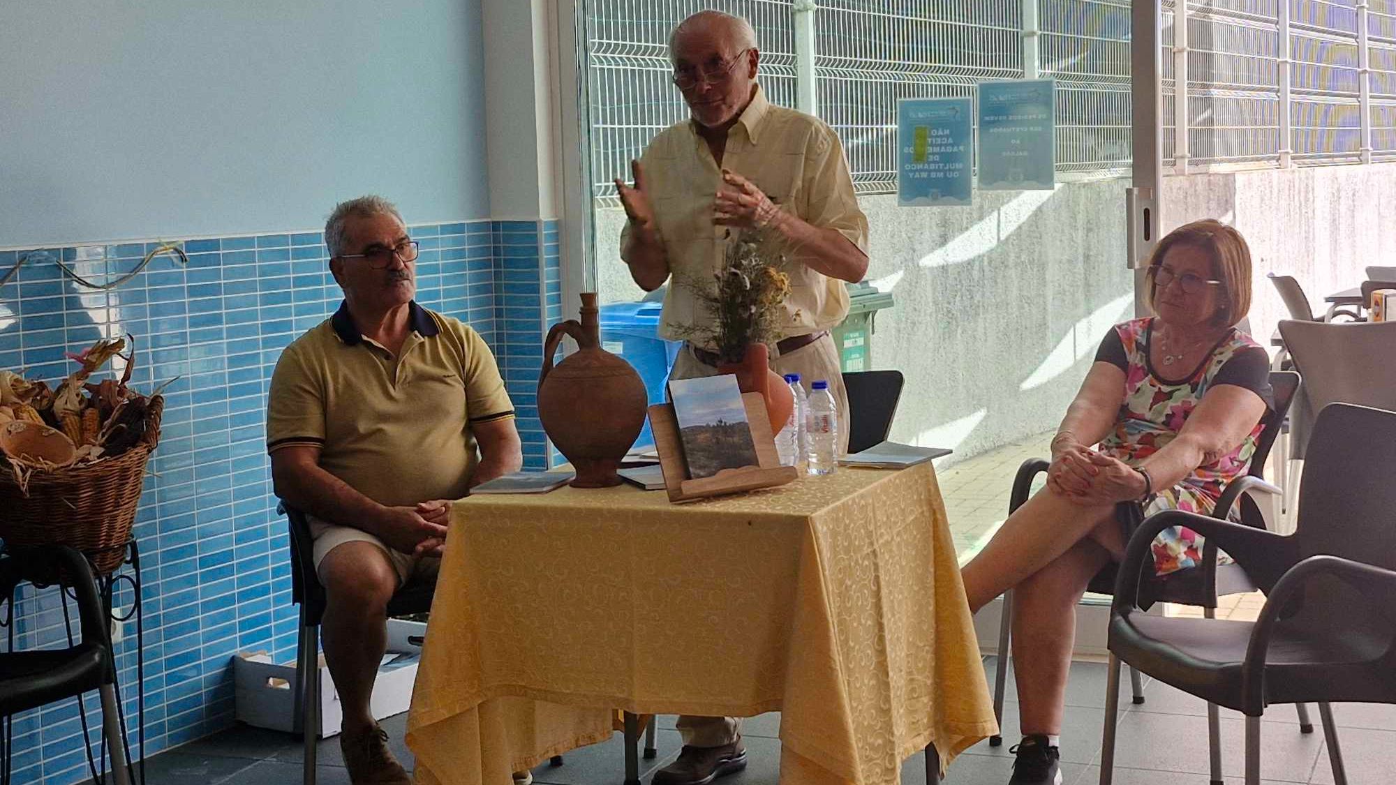 Dêef Acúrcio escreve livro sobre vidas, cultura e tradição das gentes do litoral gandarês @BIC