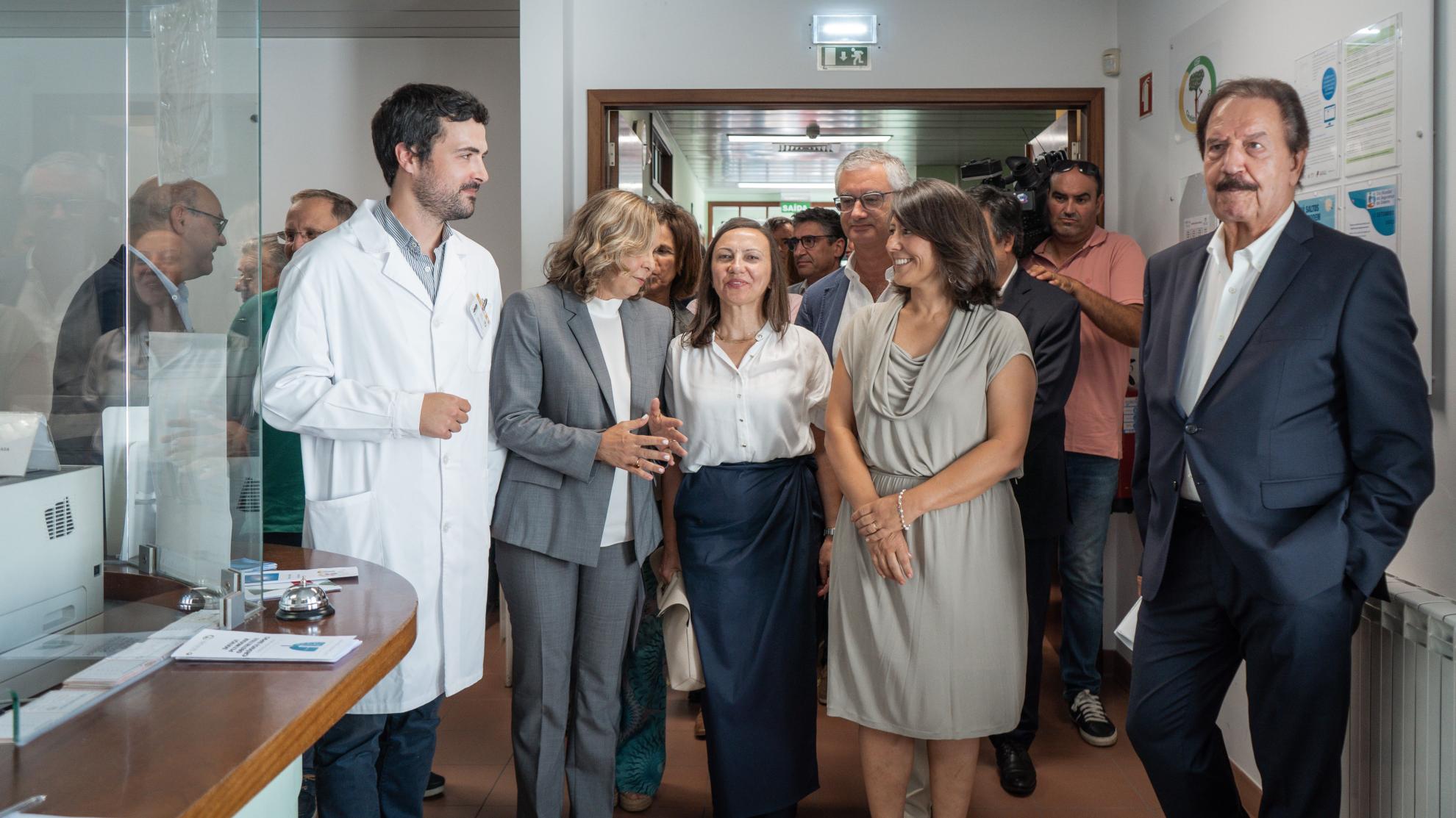 Ana Paula Martins Carla Borges,  Fernando Ruas acompanhados por quadros locais ©CMT