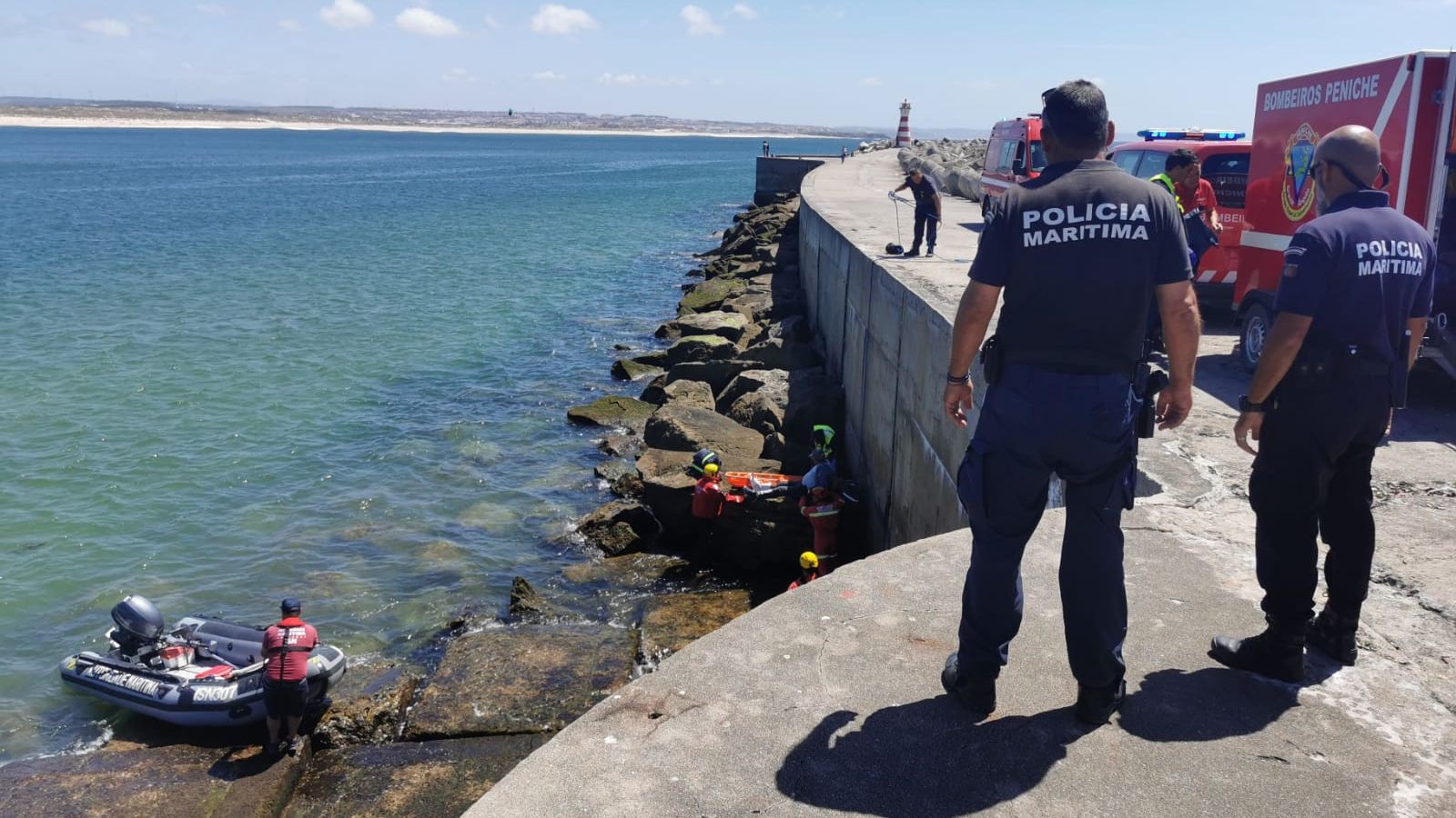Um homem foi hoje resgatado após queda no molhe oeste do porto de Peniche @AMN