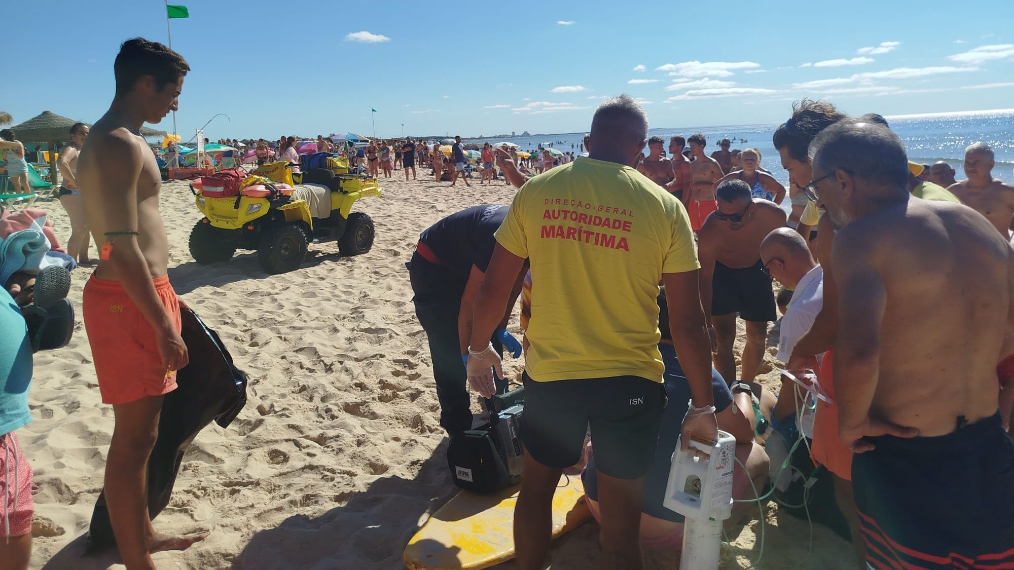 Esta manhã um homem de 83 anos foi auxiliado após ter-se sentido mal, na praia da Manta Rota - Vila Real de Santo António @AMN