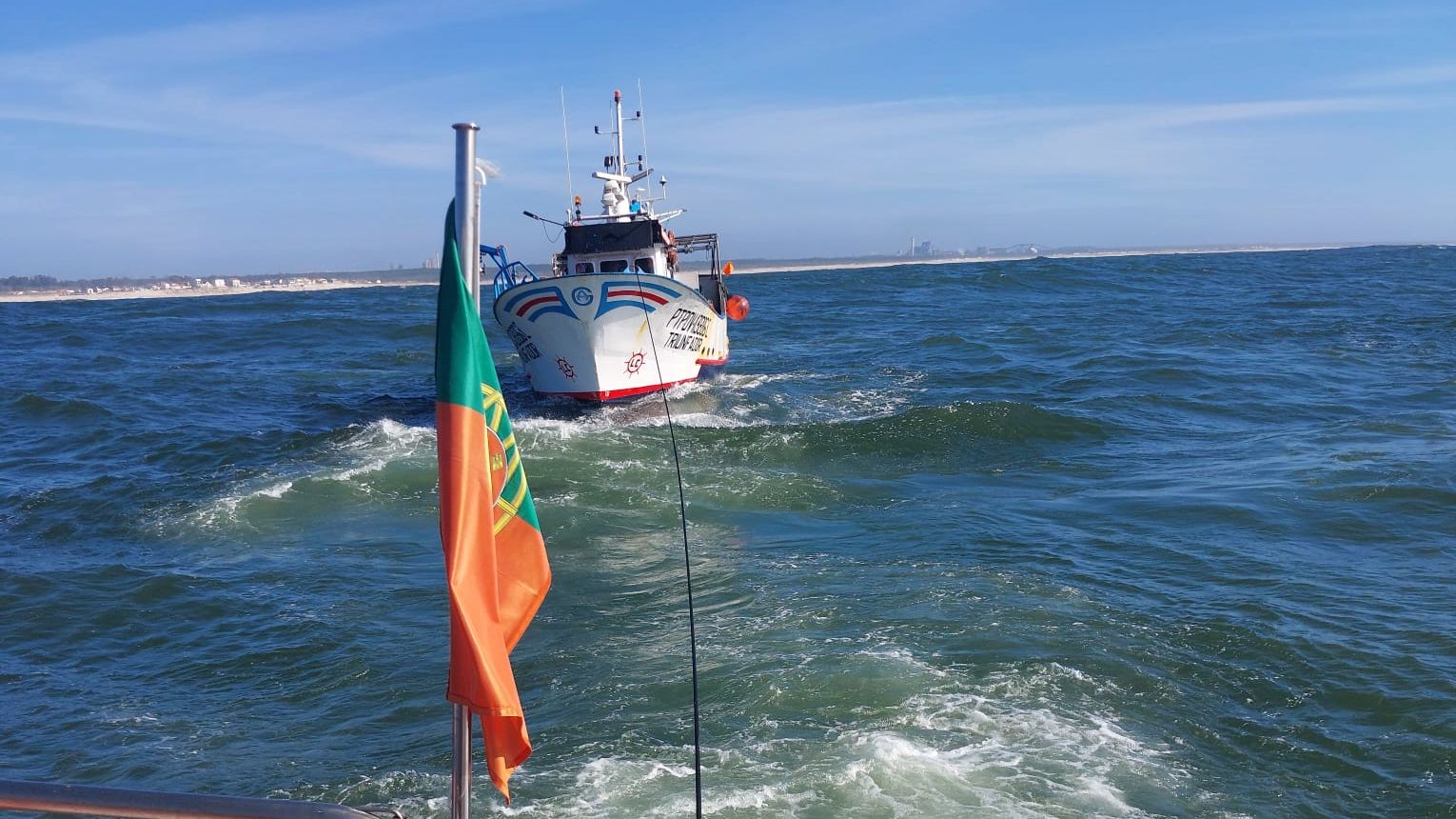 Uma embarcação de pesca com problemas na propulsão foi auxiliada @Capitania Porto FF