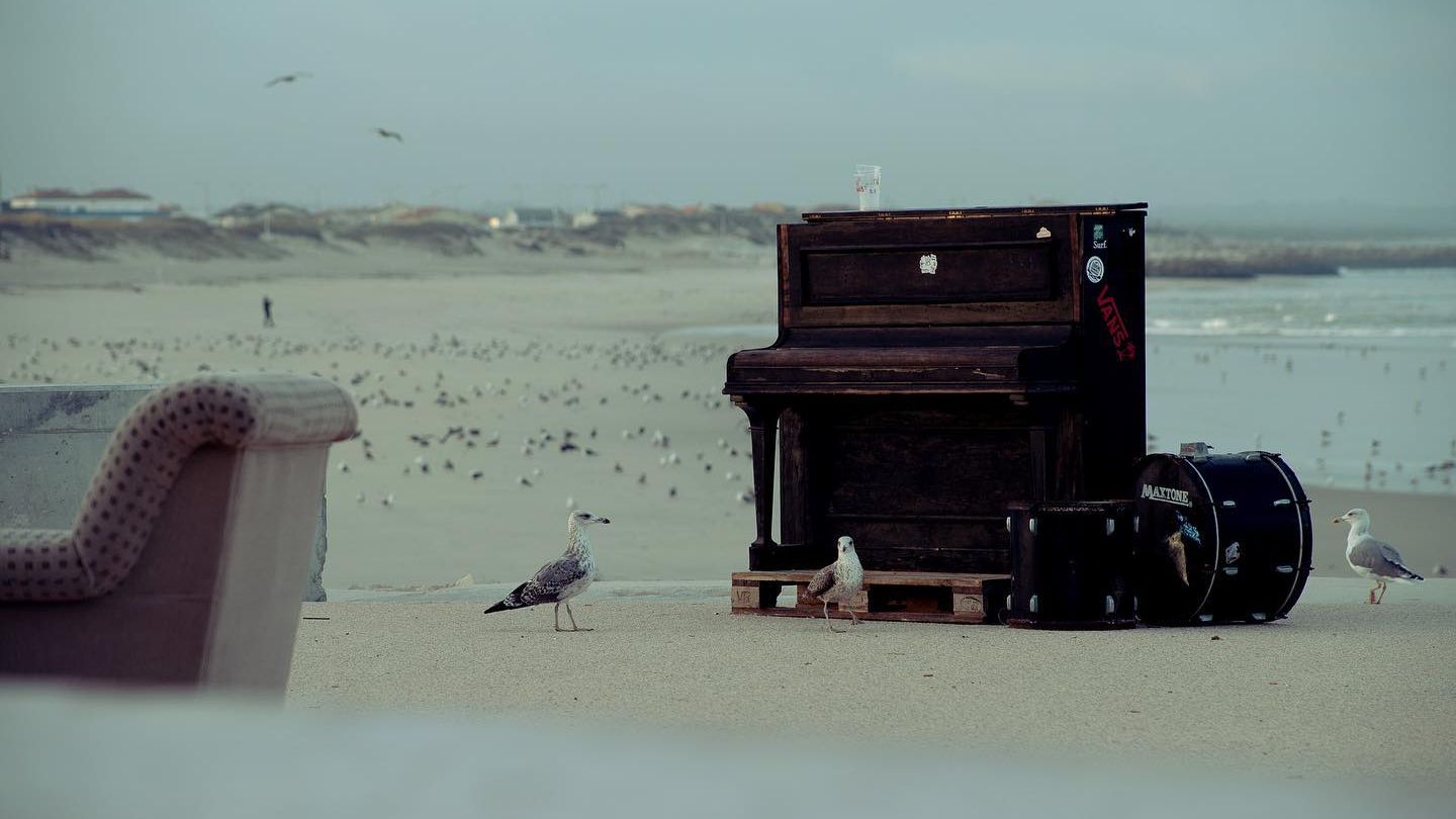 Um piano à beira é uma das imagens de marca do Gliding Barnacles @GB