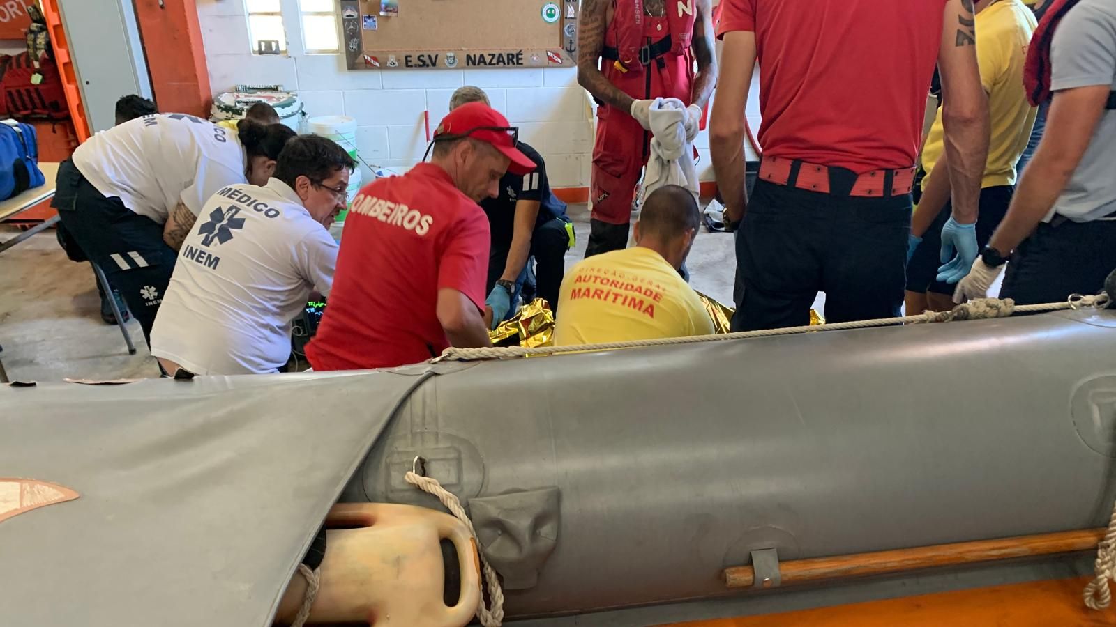 O resgate da vítima ocorreu com recurso a uma mota de água e transportado na embarcação até à Estação Salva-vidas @AMN