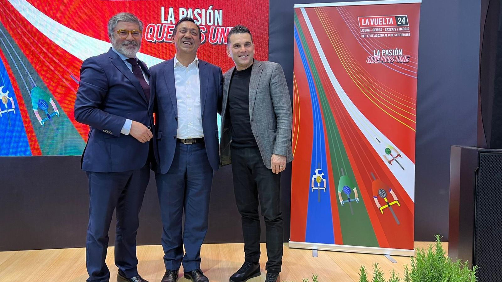 O presidente da Câmara Municipal de Oliveira do Hospital, José Francisco Rolo, e o vereador do Desporto, Nuno Ribeiro, no lançamento da Volta a Espanha em Bicicleta na BTL - Bolsa de Turismo de Lisboa de 2024. @CM Oliveira do Hospital