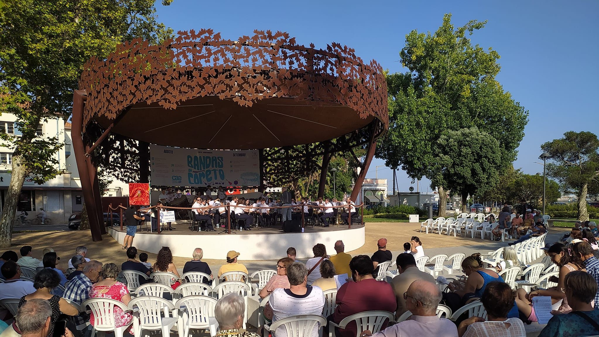 A Banda de Santana atuou no coreto do jardim municipal @JL