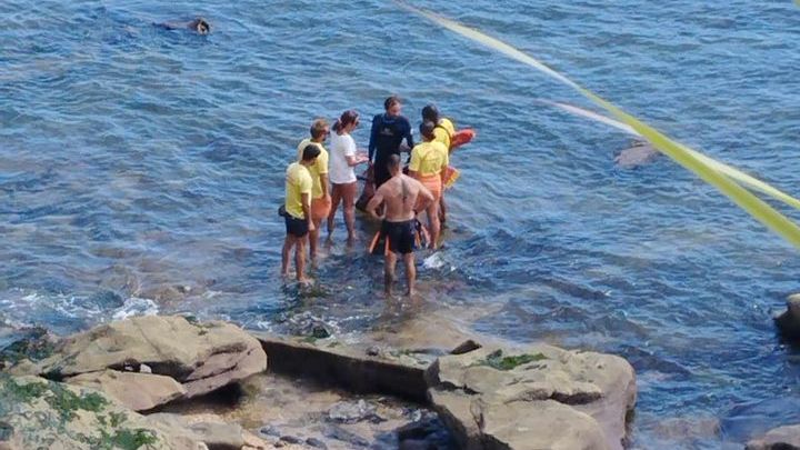 Um homem foi resgatado do mar esta tarde na zona do Cabo Mondego @João Lima