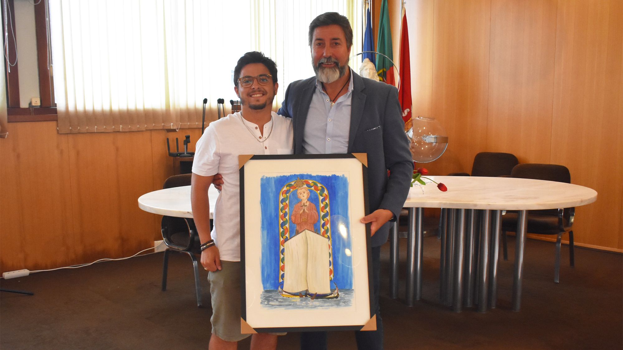 Rafael Sousa, autor da pintura, com Joaquim Manuel dos Santos Baptista, presidente da Câmara Municipal @CMM