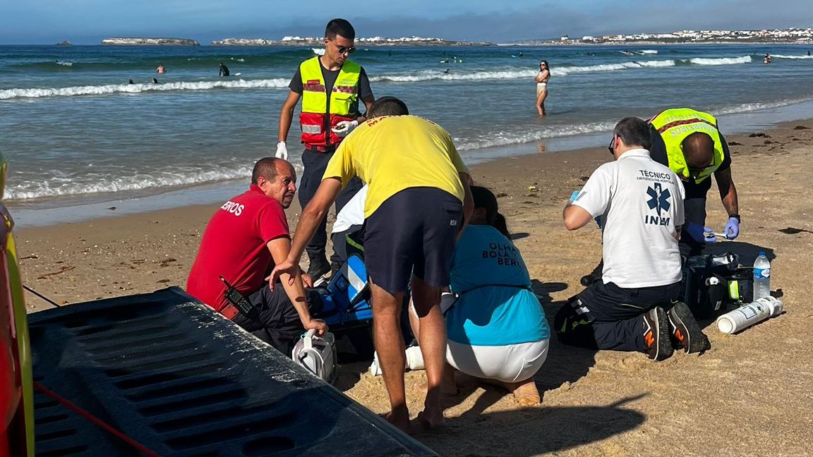 Auxiliada mulher na praia da Cova da Alfarroba em Peniche @AMN