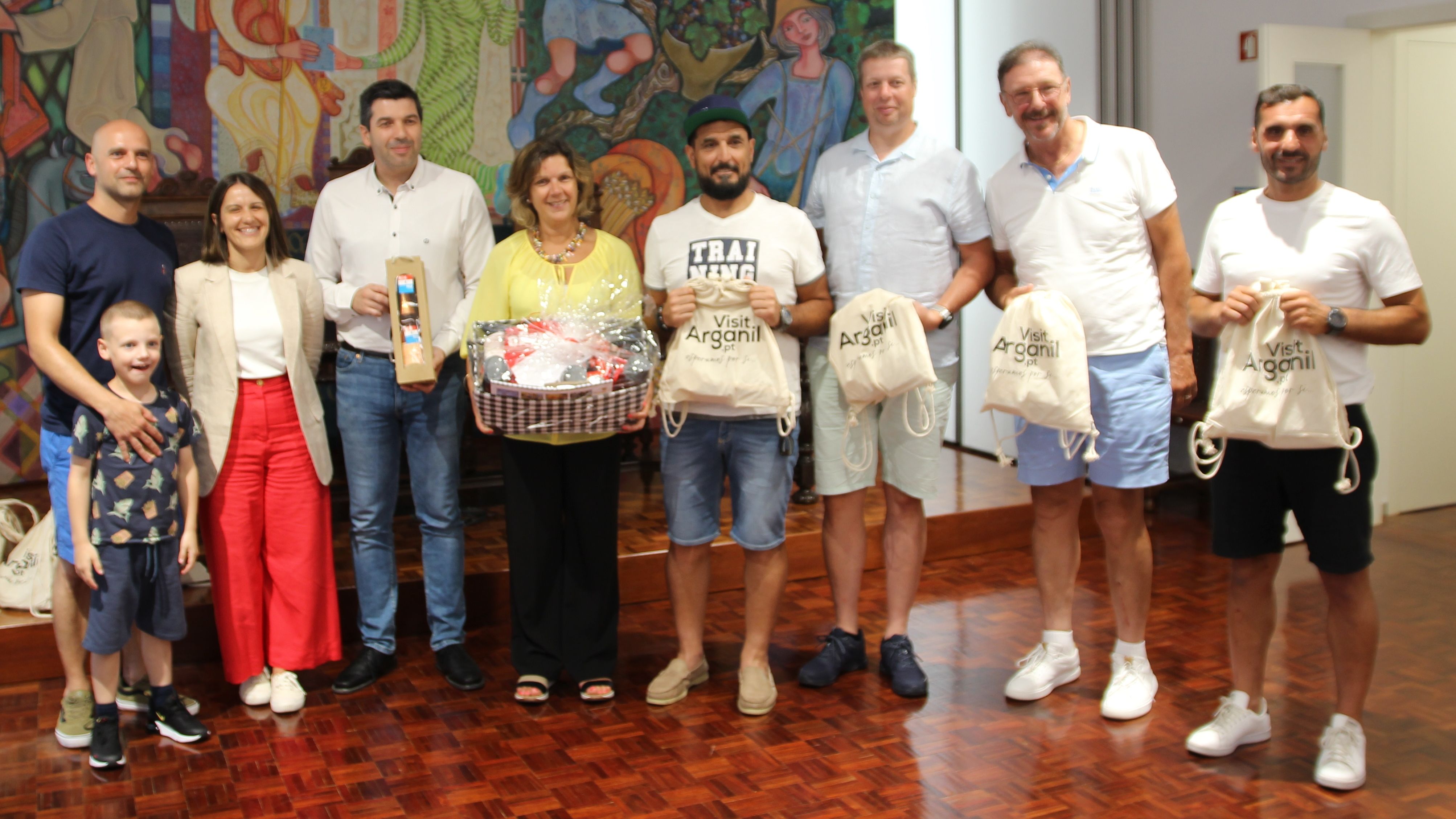 Ciclistas em viagem solidária recebidos pelo executivo @CMA