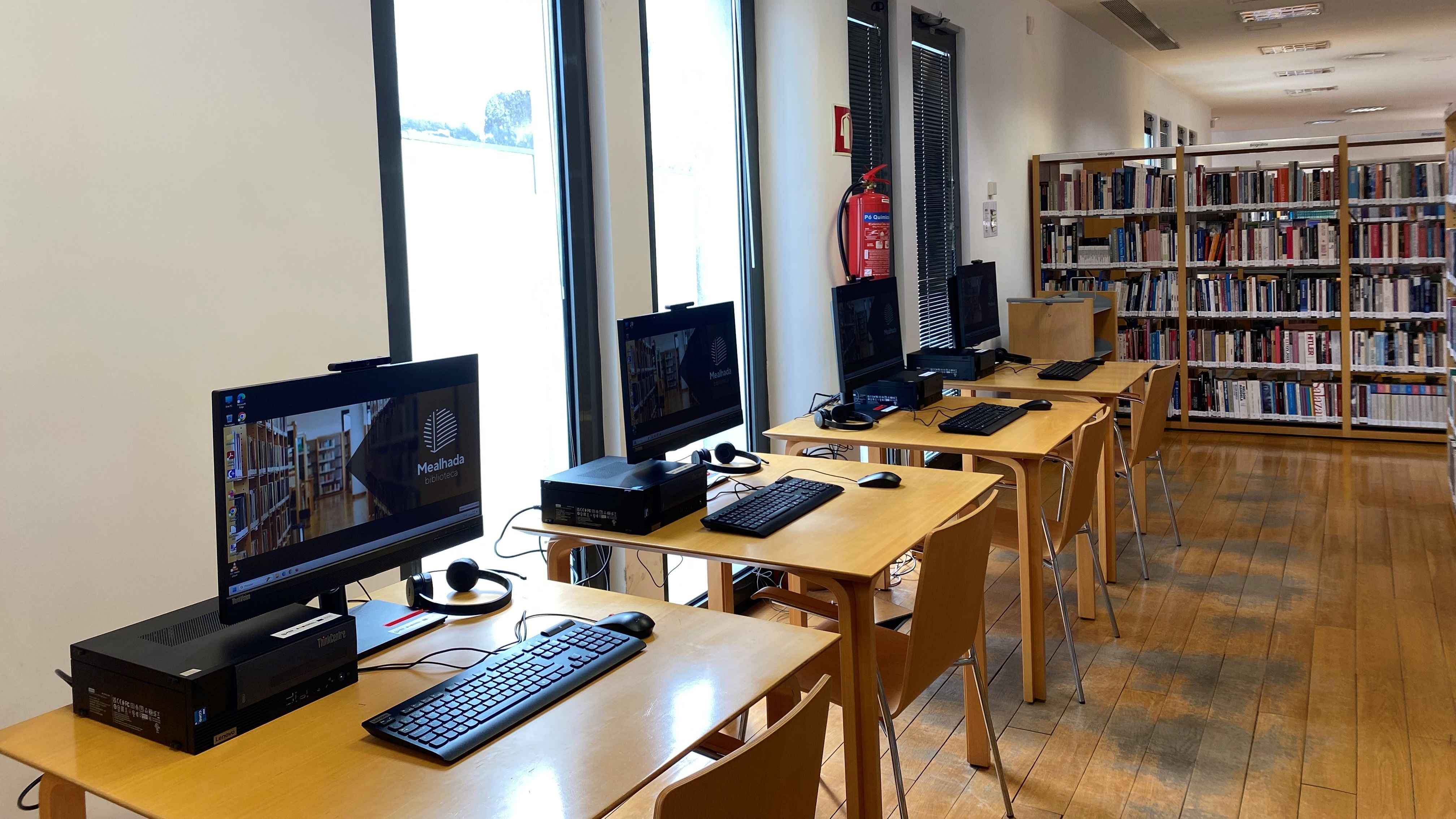 Novos computadores na Biblioteca da Mealhada @CMM