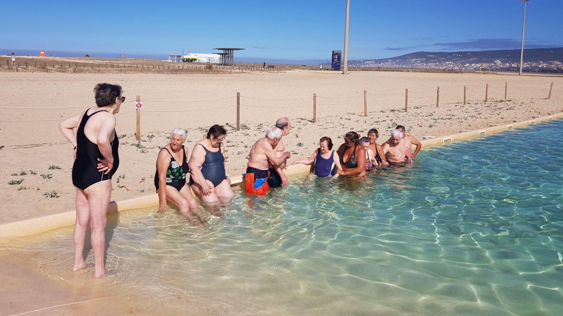 89 seniores banharam-se na piscina da Praia do Relógio @CMFF