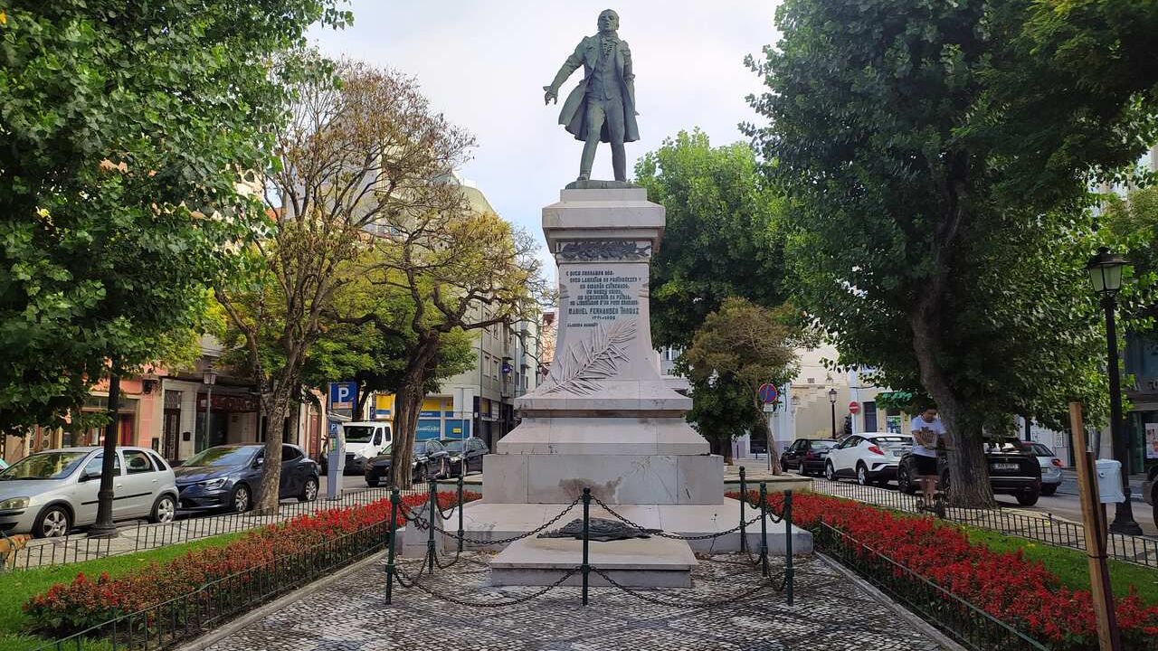 Estátua a Manuel Fernandes Thomaz, na Praça 8 de Maio @JL