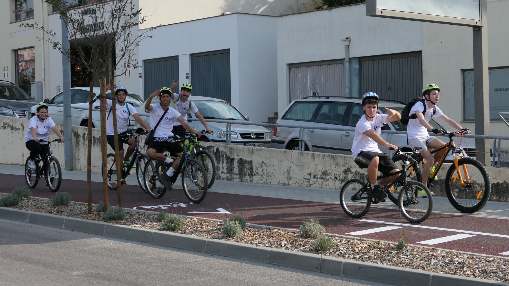 Alunos da D. Duarte pedalaram pela nova ciclovia da Estrada de Eiras @CM Coimbra | João Sobral
