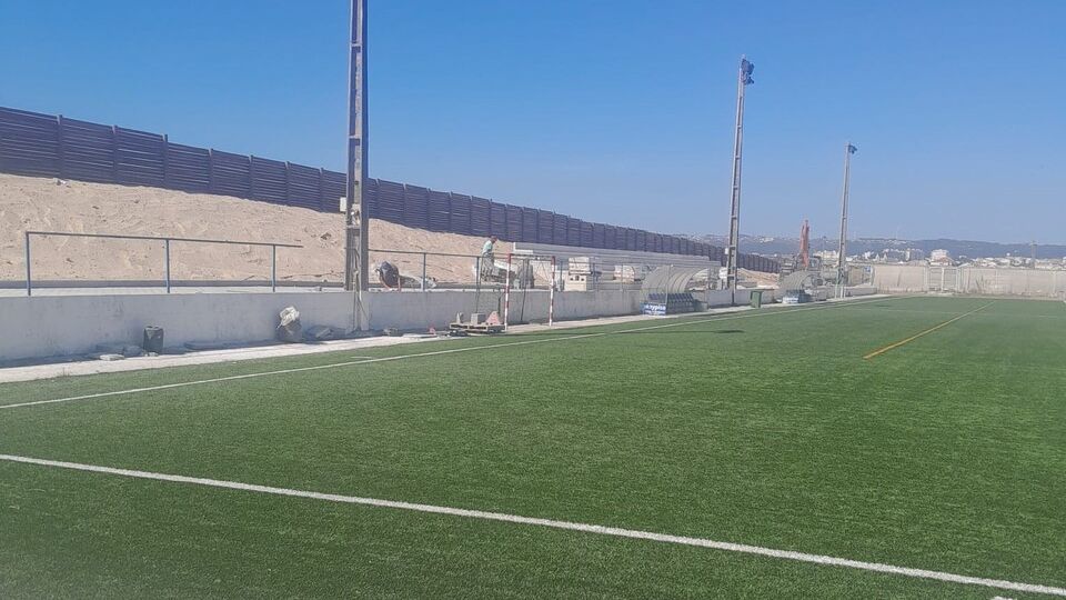 Ultimam-se os trabalhos de instalação das novas bancadas do campo de futebol do Cova Gala @CMFF