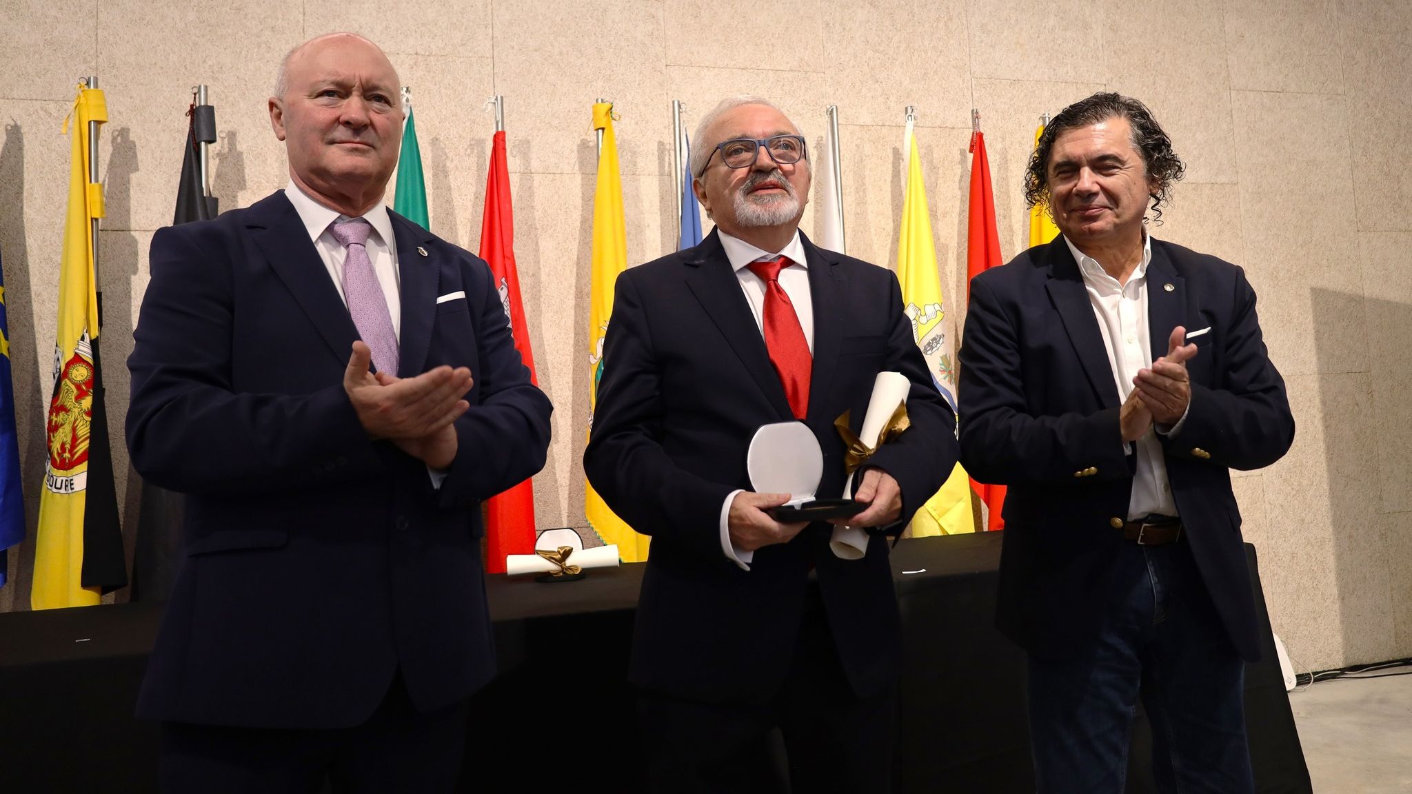 O coronel Fernando Góis Moço (ao centro) recebeu a Medalha de Honra – Grau Ouro @CM Soure