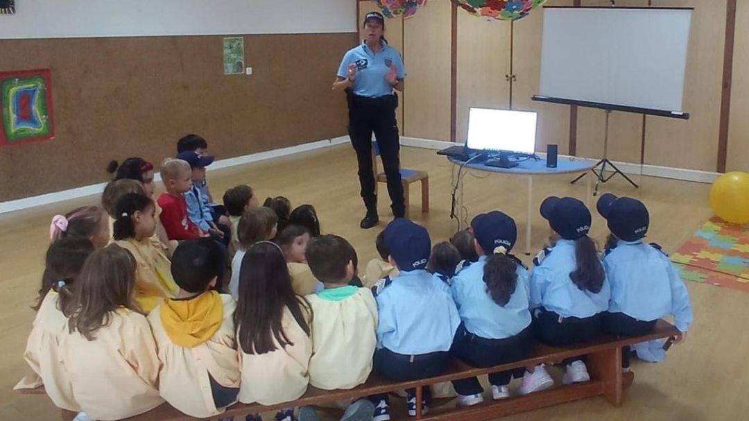 Os mais pequenos escutaram com atenção os ensinamentos @PSP-Coimbra