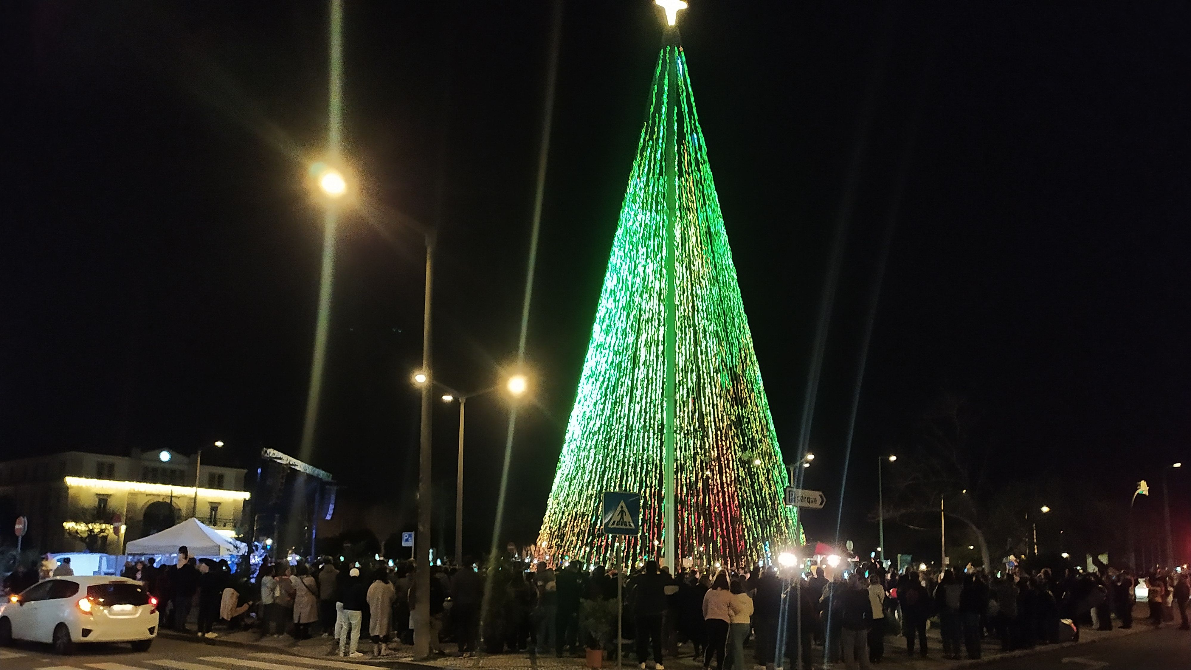 Música e fogo-de-artifício marcaram a inauguração da árvore de Natal de 35 metros @Jorge Lemos