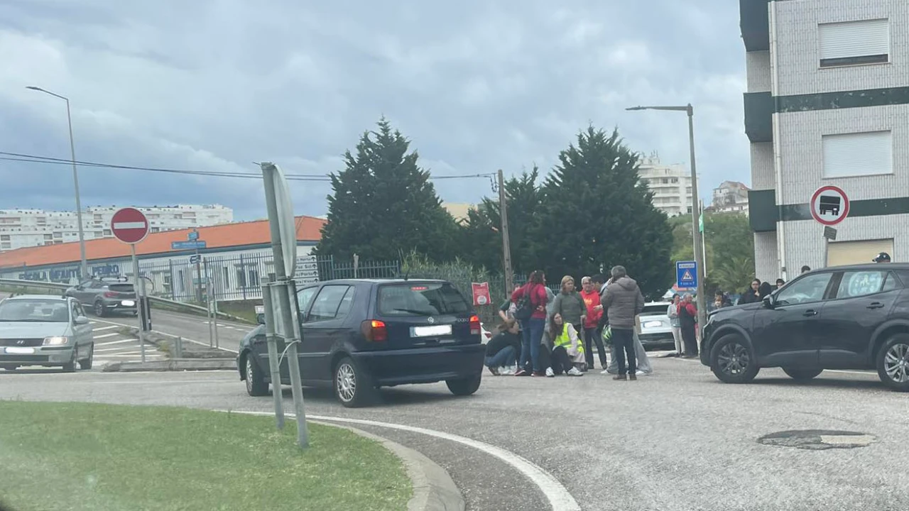 Um acidente na rotunda próxima à Escola envolveu recentemente dois ciclistas  @DR
