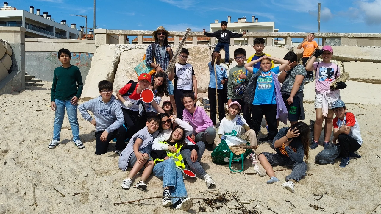 O grupo criou arte utilizando estas madeiras recolhidas na praia, recorrendo a várias técnicas de construção @DR